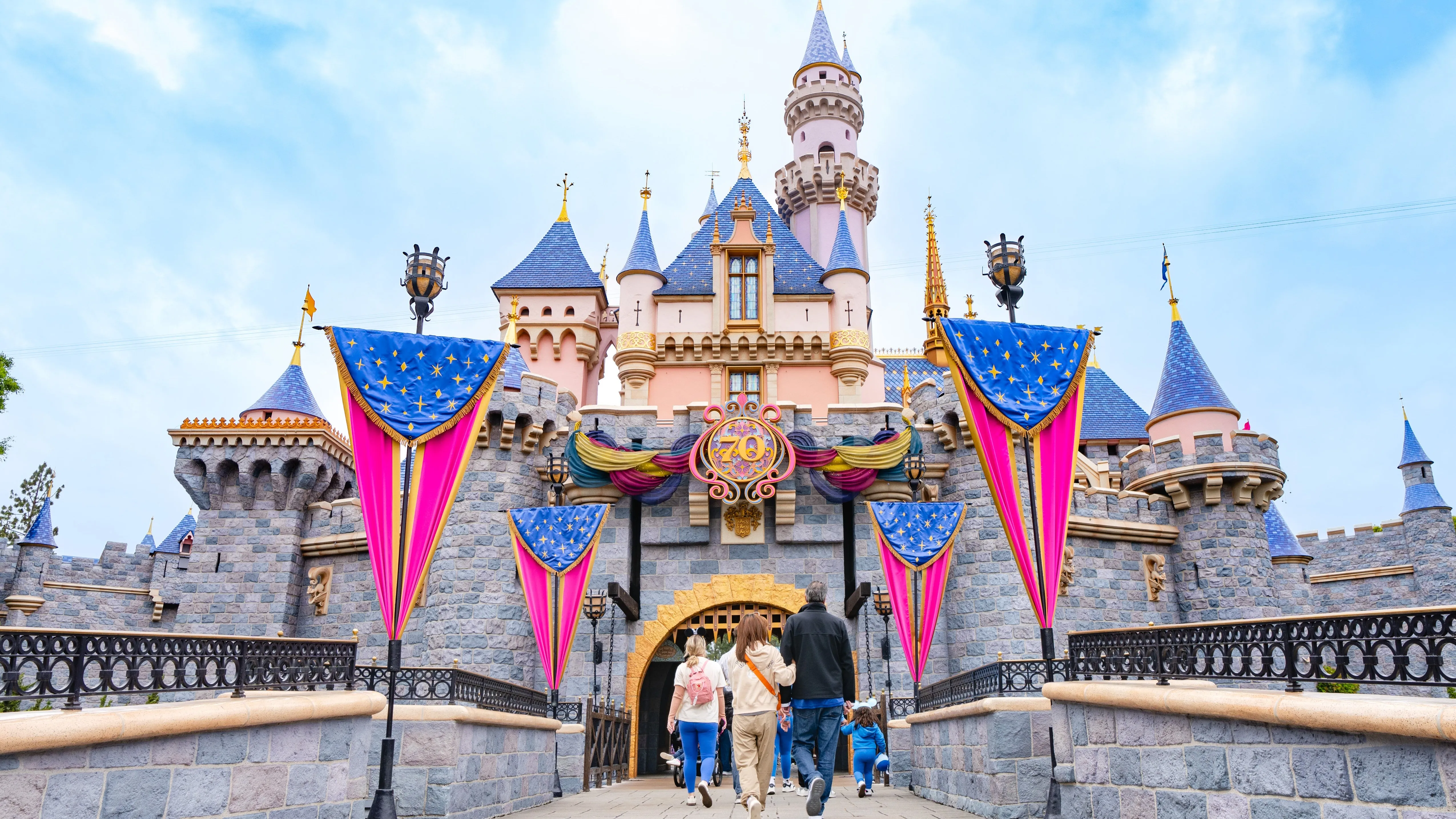 Разработчик Planet Coaster заключил партнерство с Disney над новой игрой, намекая на создателя тематических парков